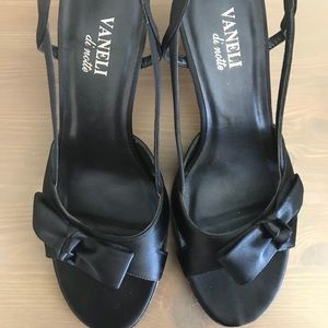 Vaneli Larinda size 10 Navy strapping heels